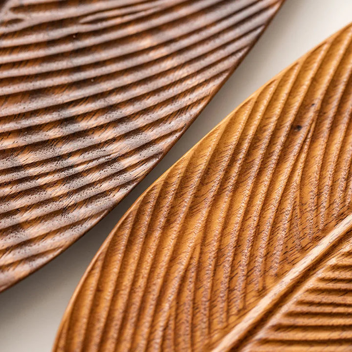 Assiette en Forme de Feuille – Bois de Noyer Naturel et Durable