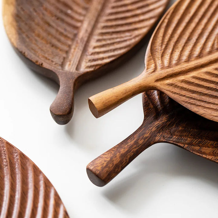 Assiette en Forme de Feuille – Bois de Noyer Naturel et Durable