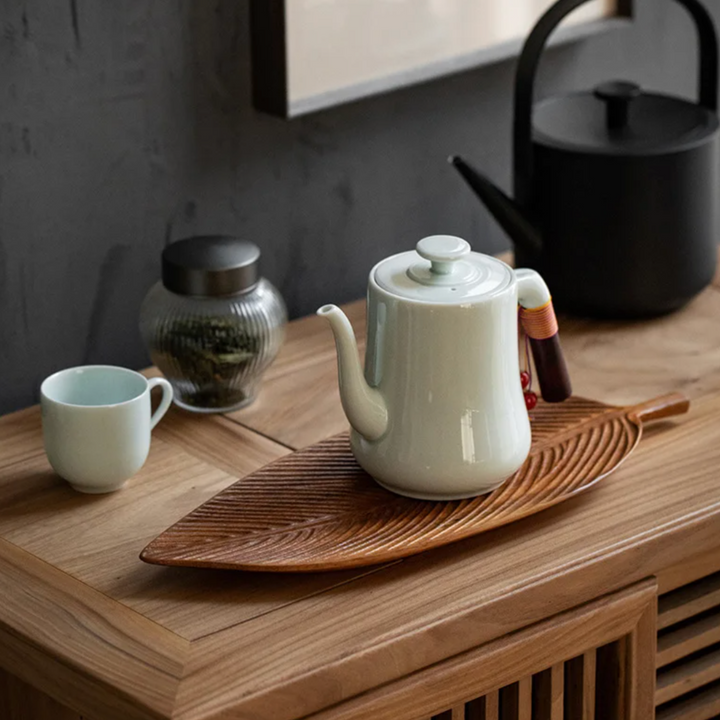 Assiette en Forme de Feuille – Bois de Noyer Naturel et Durable
